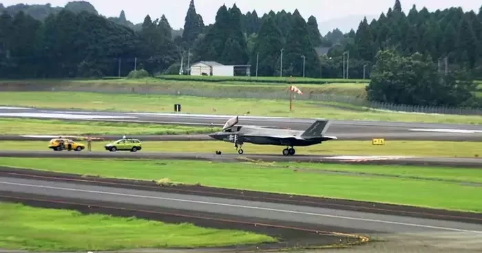 Japonya semalarında tehlike! İngiliz F 35B savaş uçağı acil iniş yaptı