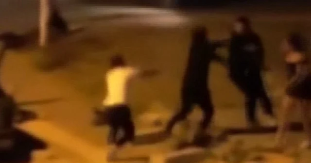 Gençler arasındaki tartışma kavgaya döndü: Caddeyi boks ringine çevirdiler VİDEO İZLE