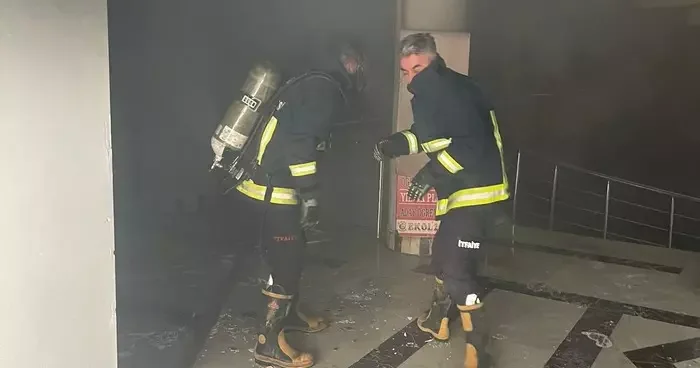 Van da iş merkezinde yangın! 4 dükkan zarar gördü