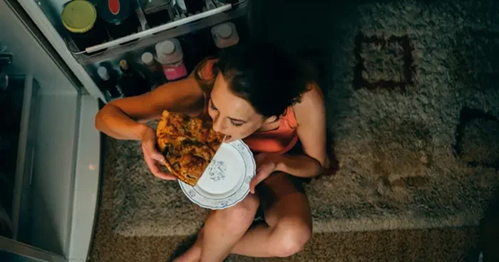 Herkesin merak ettiği o soru: Gece yemek yemek kilo aldırır mı? Gece acıkınca ne yapabilirim? Uyumadan kaç saat önce yemek yemeliyim? Uzmanlar açıkladı…