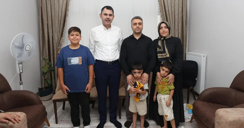 Bakan Kurum Adıyaman da evlerine kavuşan depremzede aileye misafir oldu