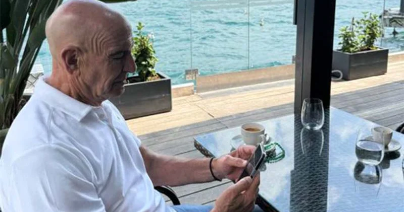ABD nin Ankara Büyükelçisi ve Suriye Özel Temsilcisi Barrack, Türk kahvesi ve tespihiyle Boğaz’da poz verdi