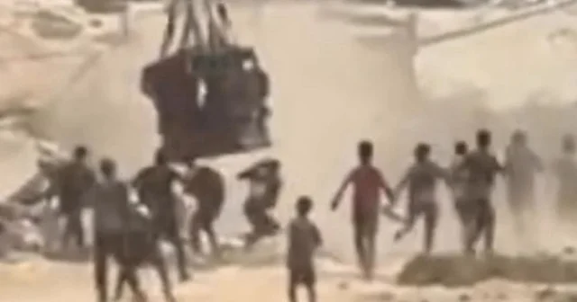 Havadan atılan yardım paketinin altında kalan Filistinli çocuk hayatını kaybetti VİDEO İZLE