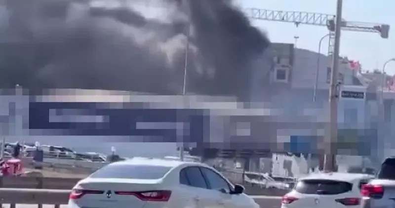 Pendik te sıfır araç bayisinde yangın