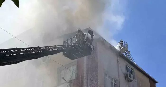 Esenler’de apartmanın çatısında çıkan yangın bitişiğindeki 2 binaya sıçradı