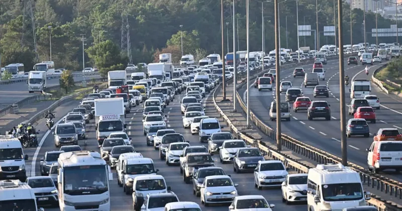 İstanbul da pazar sabahı yoğun trafik! Birkaç dakikalık yol 40 dakikayı aştı