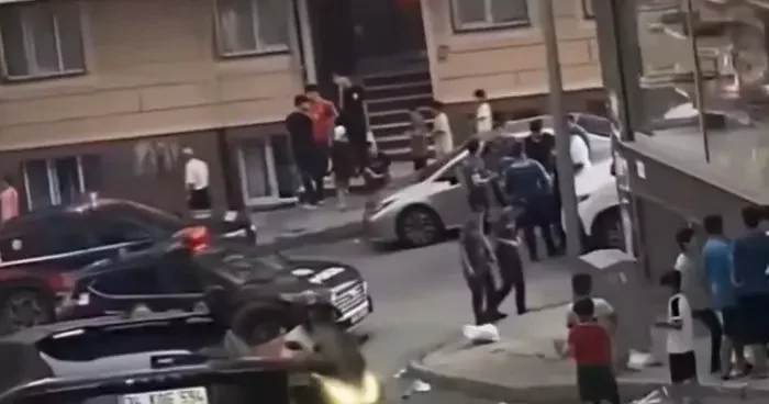 Yolda yürürken ateş açıldı! Sinsi sinsi arkasından gelip... Anbean kameralara yansıdı