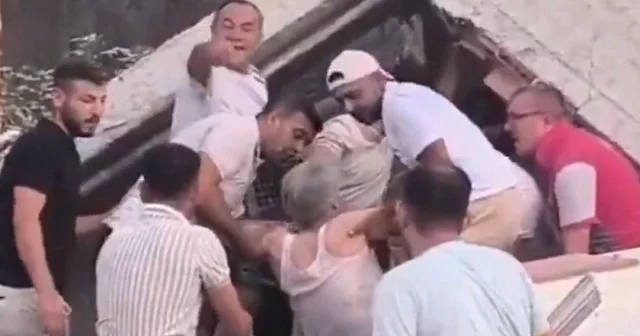 Balıkesir de vatandaşlar enkaz altından bir kişiyi canlı olarak çıkardı: O anlar kamerada VİDEO İZLE