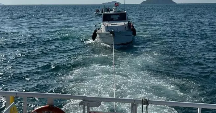 İstanbul Boğazı nda makine arızası nedeniyle sürüklenen tekne kurtarıldı