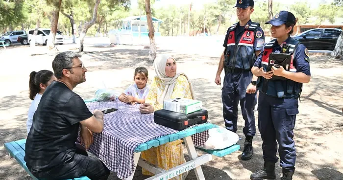 Adana da jandarma ekipleri piknik yapanları orman yangınlarına karşı uyardı