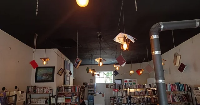 Kitapları, dijital çağa yenilmesine dikkat çekmek için kafenin tavanına astı Bursa Haberleri