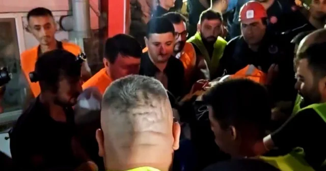 Sındırgı da ekipler enkaz altından bir vatandaşı yaralı olarak kurtardı VİDEO İZLE