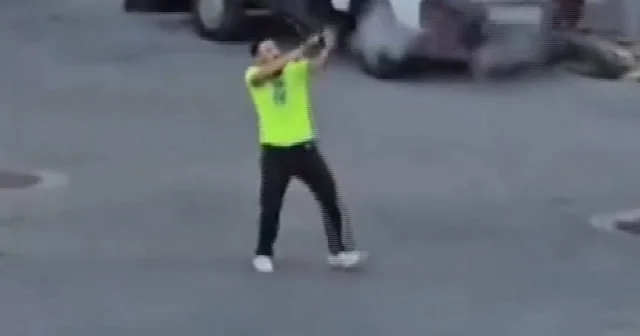 Esenyurt ta bir şahıs husumetlilerin oturduğu kıraathaneye pompalı tüfekle ateş açtı VİDEO İZLE