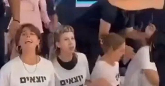 İsrailli protestocular Tel Aviv de televizyon yayınını bastı: Gazze de işgali durdurun VİDEO İZLE