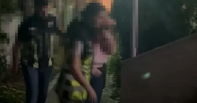 İstanbul da motosiklette teşhircilik yapan kadın yolcu yakalandı VİDEO İZLE