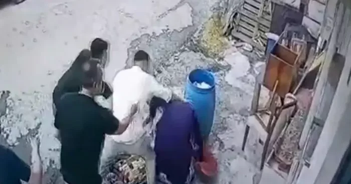 İnfial yaratan görüntü! Tepki yağıyor: Baba ve oğlu 70 yaşındaki kadını böyle darbetti... Sebebi ise pes dedirtti
