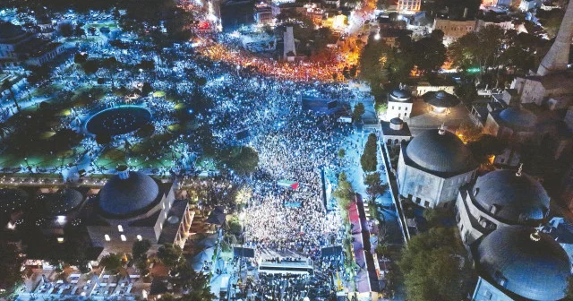 Ayasofya Gazze ye umut olsun: On binlerce kişi fenerlerle yürüdü Gündem Haberleri