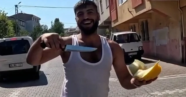 Seyyar satıcı ikram ettigi kavunun parasını istedi: Motosikletlinin hareketi ile şoke oldu VİDEO İZLE