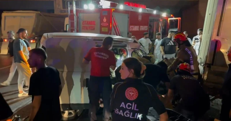 İstanbul da hafif ticari araç kamyonete çarptı: 3 yaralı