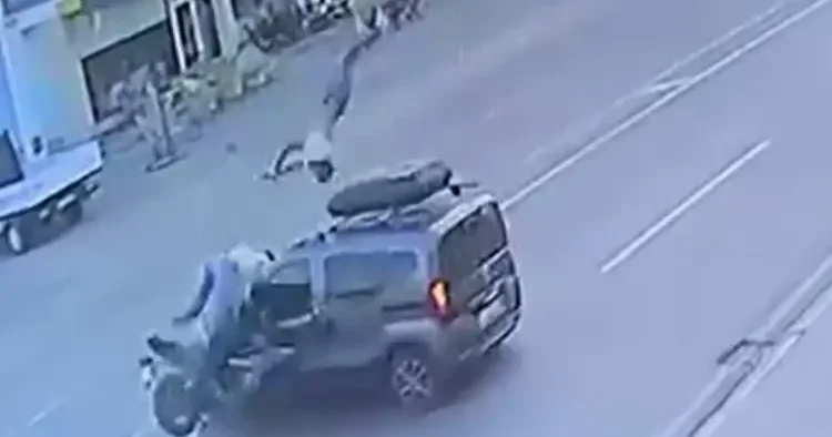 Havada üç takla attı: Dehşet dolu anlar kamerada