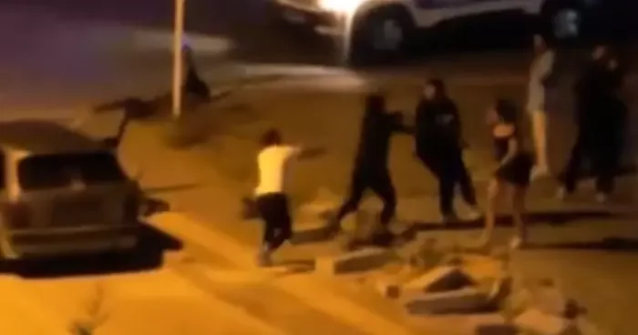 Bursa’da gençler arasında kavga: Cadde boks ringine döndü