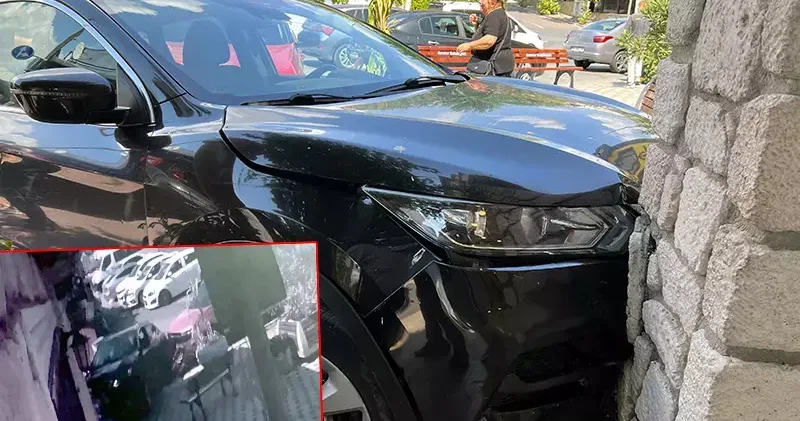 Avcılar da gaz pedalı takılı kalan otomobilin kaza yaptığı anlar kamerada