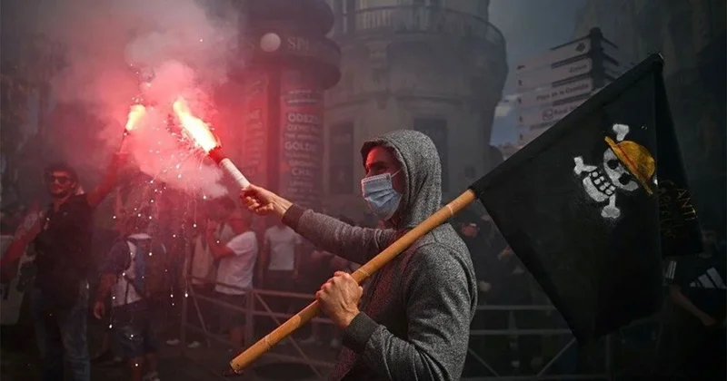 Fransa da sokaklar bir kez daha karıştı