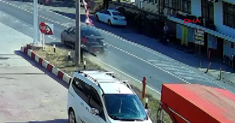 Otomobil yayaya çarptı! Kaza kamerada