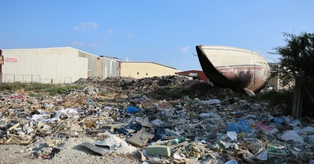 CHP’li belediye yine vatandaşı mağdur etti: Adana’da çöp dağları esnafı isyan ettirdi VİDEO İZLE