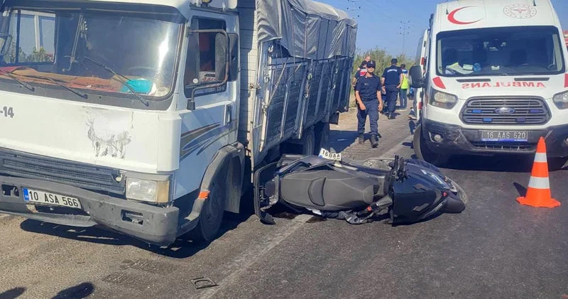 Bursa’da kırmızı ışık faciası! Kamyonun çarptığı motosiklette 1 ölü, 1 yaralı