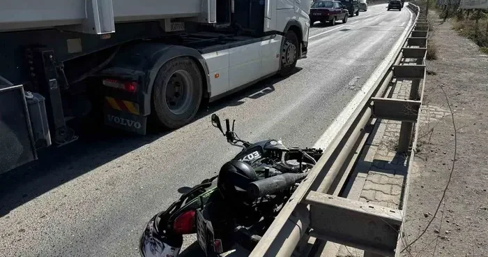Otomobil sürücüsü motosiklete çarpıp kaçtı; 1 yaralı