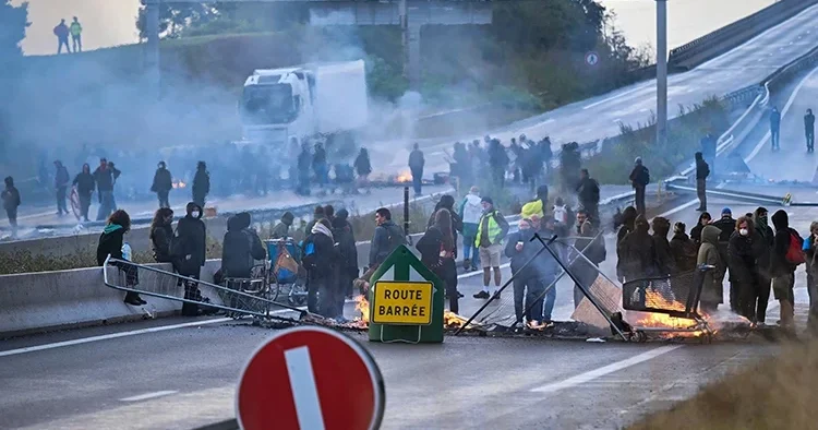 Fransa da hükümet krizi sokak protestolarını tetikledi: Her şeyi engelleyelim hareketi ülkeyi alarma geçirdi