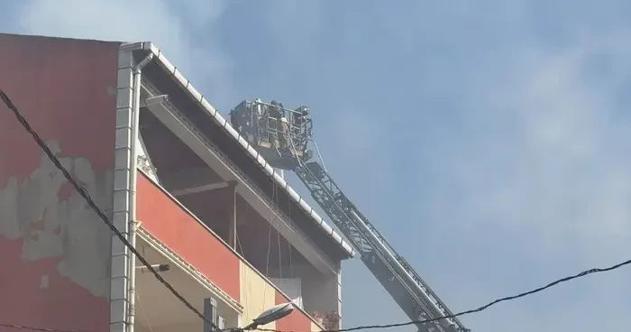 Avcılar’da bir binanın çatısında çıkan yangın 3 binaya sıçradı