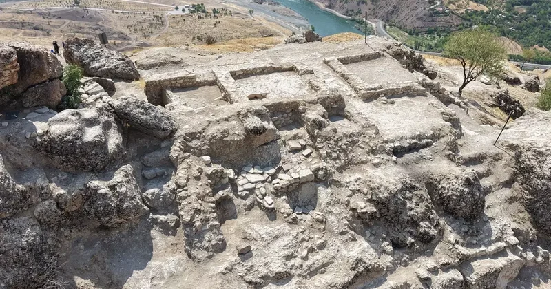 3 bin yıllık tarihi kaleden Osmanlı karakolu çıktı
