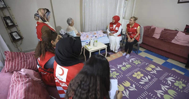 Kızılay gönüllüleri yaşlı ve engellilerin yalnızlığını paylaşıyor