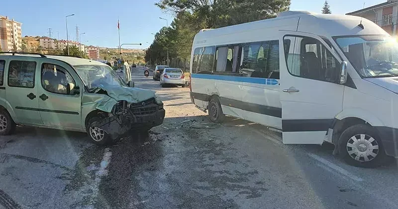 Servis minibüsü ile hafif ticari araç çarpıştı: 8 i öğrenci, 9 yaralı