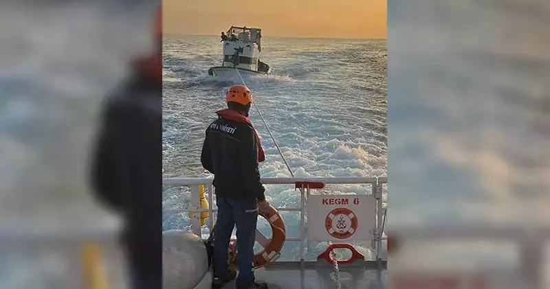 Çanakkale Boğazı nda sürüklenen tekne kurtarıldı
