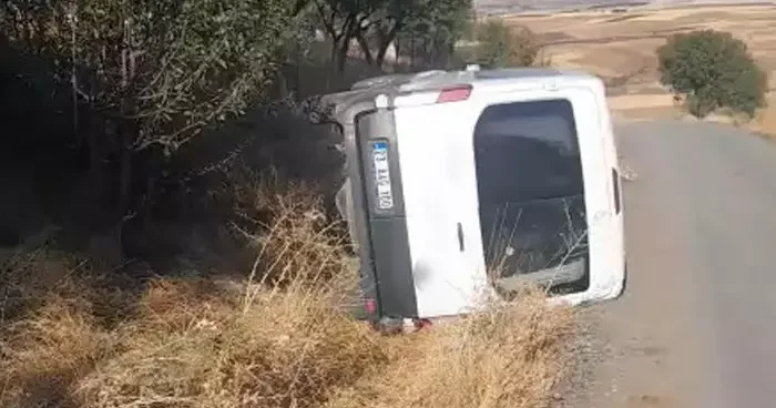 Elazığ da öğrenci servisi devrildi, kazada yaralanan olmadı
