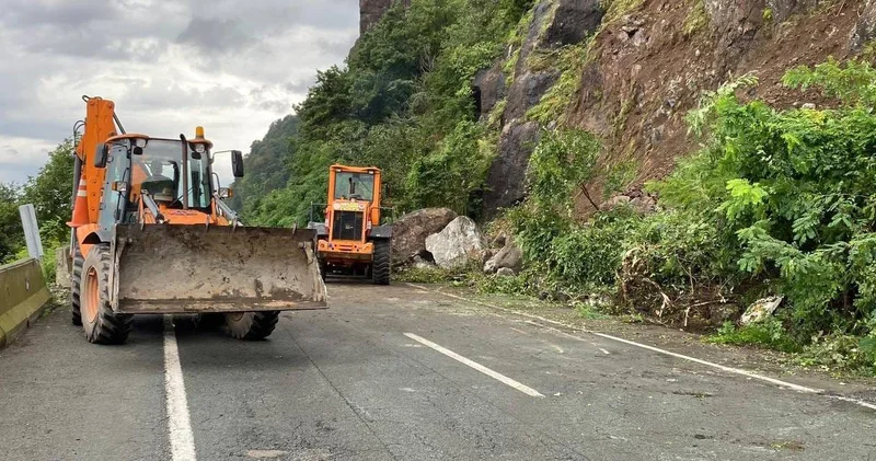 Hopa’da heyelan! Rize Artvin istikameti trafiğe kapatıldı