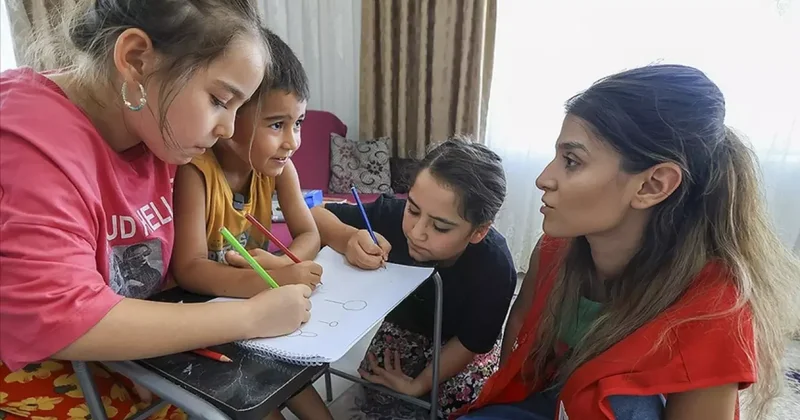 Türk Kızılay, 7 bini aşkın öğrenciye kırtasiye seti dağıttı