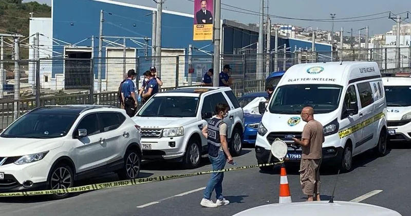 Marmaray istasyonu önünde kahreden görüntü! Cansız bedeni aracın içinde bulundu