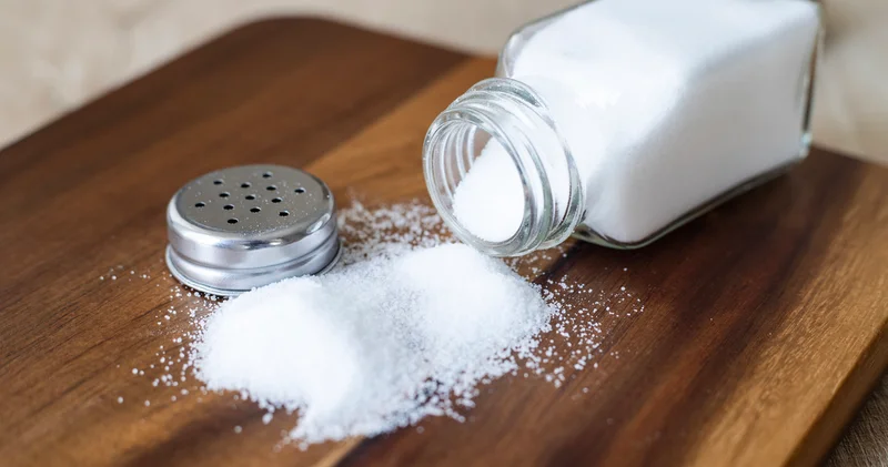 Yeteri kadar tuz alıyor musunuz? Sodyum eksikliğinin vücuttaki 5 gizli belirtisi!