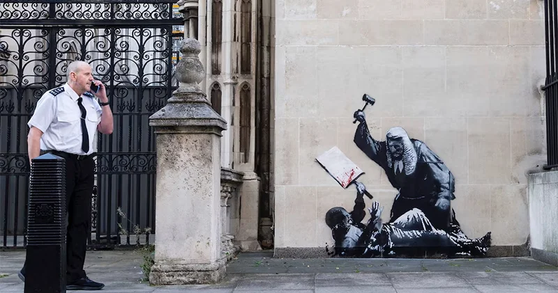 Anonim sanatçı Banksy nin Adalet Sarayı’na yaptığı yargıç eseri silindi, sanatçı hakkında soruşturma başlatıldı