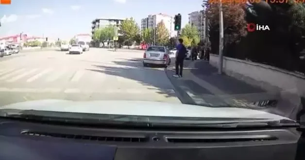 Yaya geçidinde bekleyen öğrenci ölümden kıl payı kurtuldu