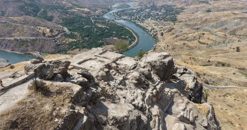Elazığ daki kazılarda ortaya çıktı; tarihi kalenin zirvesine kurulmuş!
