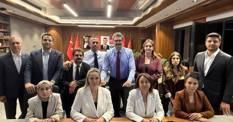 CHP heyeti Genel Başkan Çalışma Ofisinde nöbette