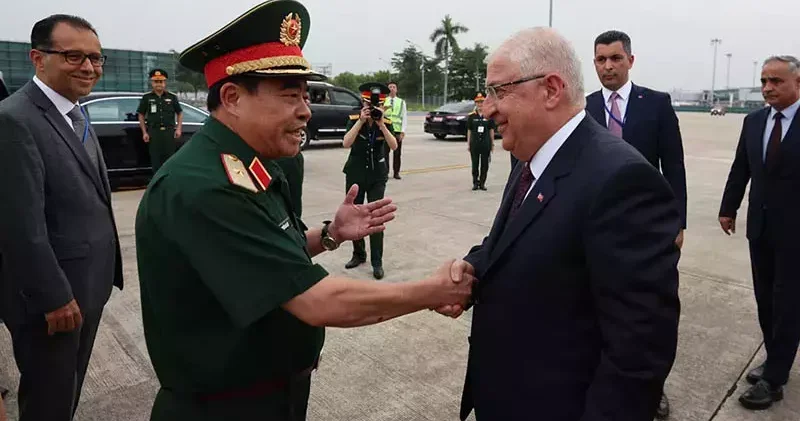 Bakan Güler, Vietnam’da