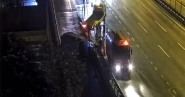 İstanbul da kontrolden çıkan minibüs devrildi İstanbul Haberleri