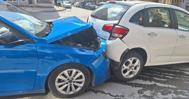 Boşanma aşamasındaki eşinin otomobiline çarpan sürücü yakalandı