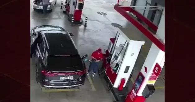 Manisa da benzin alan bir sürücü, pompayı çıkarmasını beklemeden gitmeye çalıştı